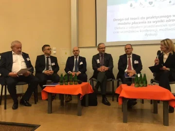 Tadeusz Włodarczyk – prezes Stowarzyszenia Gladiator, prof. Adam Maciejczyk, minister Bartłomiej Chmielowiec, Adam Niedzielski – prezes NFZ, minister Maciej Miłkowski, dr Małgorzata Gałązka-Sobotka, Konferencja VBHC