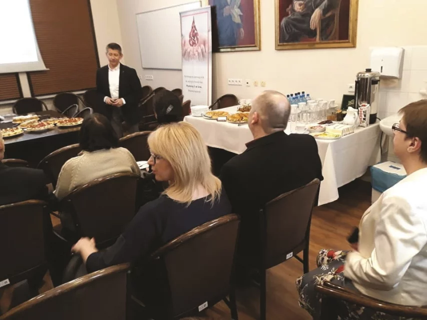 Prof. Tomasz Sacha prowadzi wykład dla pacjentów