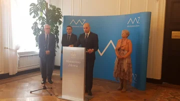 Konferencja prasowa w Ministerstwie Zdrowia: prof. Maciej Krzakowski, prof. Adam Maciejczyk, wiceminister zdrowia Sławomir Gadomski, prezes PKPO Krystyna Wechmann