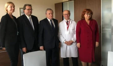 Dyrektor Magdalena Janus-Hibner, dyrektor Andrzej Kasprzyk ze Szpitala im. M. Kopernika w Łodzi, wicepremier Piotr Gliński, prof. Tadeusz Robak, Aleksandra Rudnicka – rzecznik PKPO.