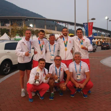 Piotr Bursiewicz z zawodnikami i trenerami Kadry Narodowej Lekkiej Atletyki